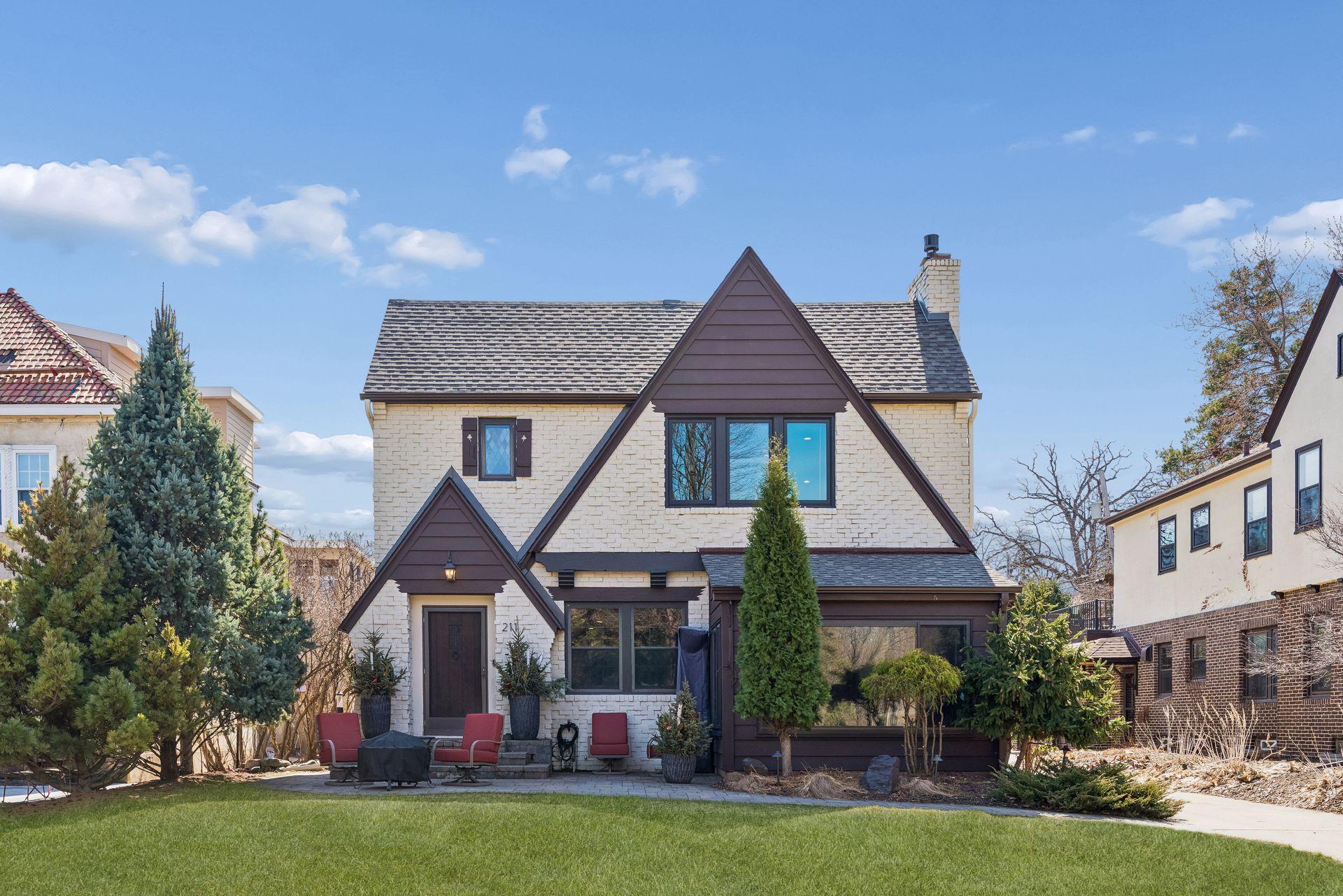 211 W Minnehaha Parkway