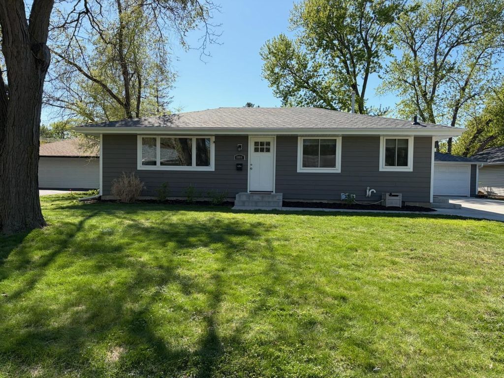 Photo of 10016 Pillsbury Avenue S, Bloomington, MN 55420 (MLS # 7070278)