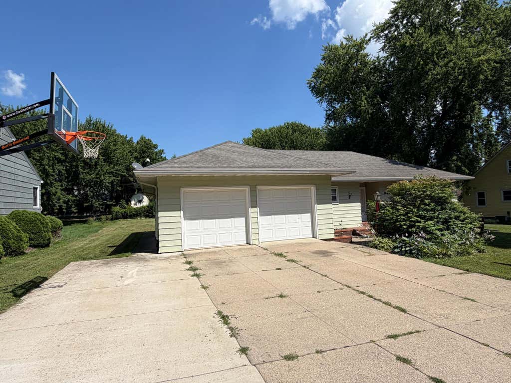 Photo of 841 Redwood Drive, Fairmont, MN 56031 (MLS # 7132914)