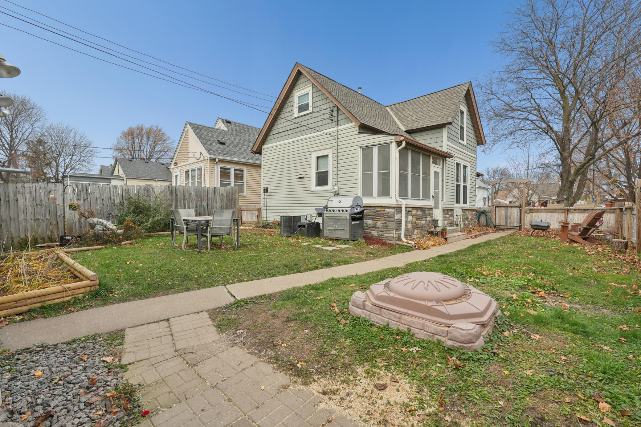 1052 Geranium Avenue E