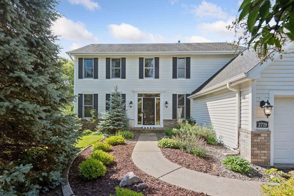 Photo of 2719 Longacres Drive, Chanhassen, MN 55317 (MLS # 7065873)