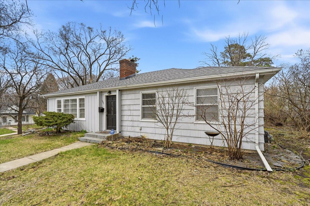 Photo of 1601 Maryland Avenue S, Saint Louis Park, MN 55426 (MLS # 6821436)