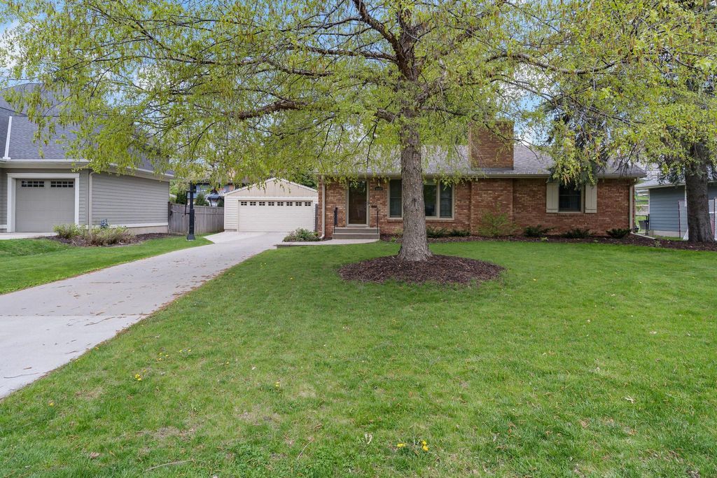 Photo of 5928 Chowen Avenue S, Edina, MN 55410 (MLS # 7069667)