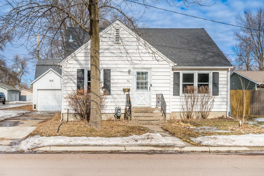 Photo of 101 W Bert Street, Lake Crystal, MN 56055 (MLS # 7021183)