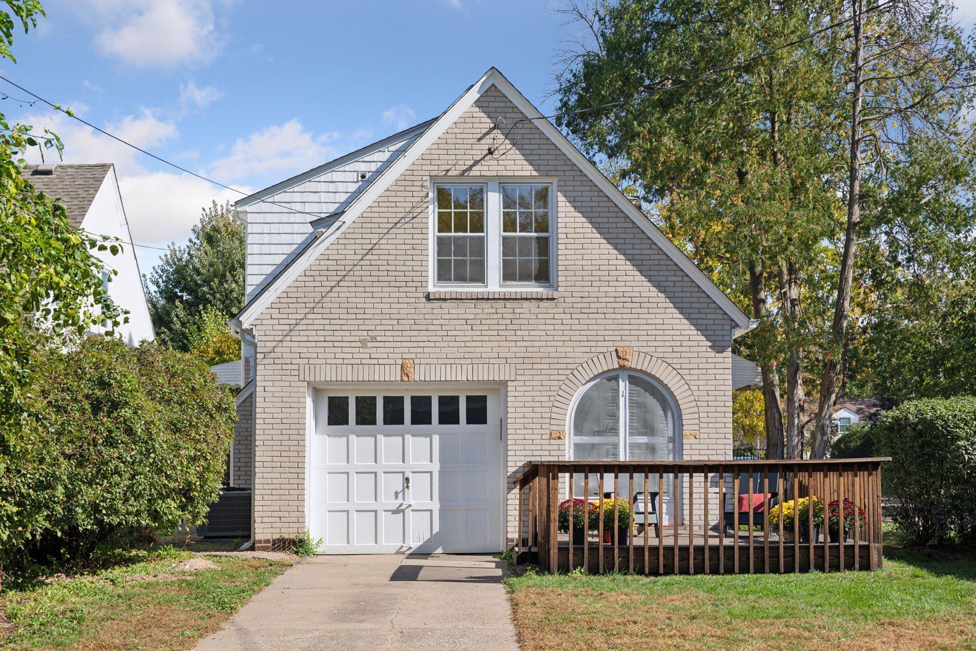 2668 Inglewood Avenue S