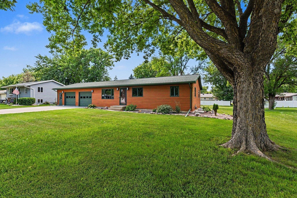 Photo of 804 6th Avenue SE, Pipestone, MN 56164 (MLS # 7106538)