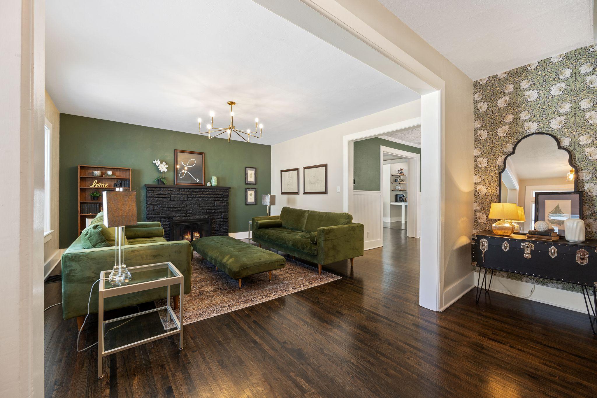 609 Willard Street W