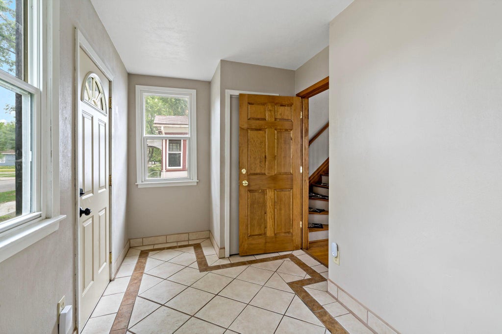 Photo of 996 Charles Avenue, Saint Paul, MN 55104 (MLS # 7086303)