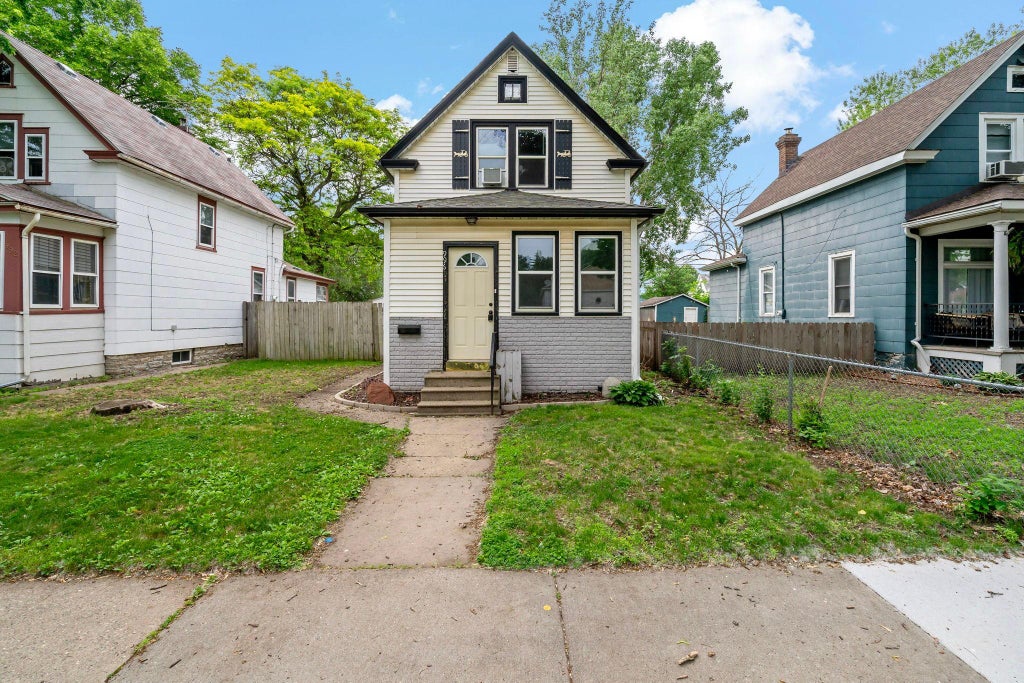 Photo of 996 Charles Avenue, Saint Paul, MN 55104 (MLS # 7086303)