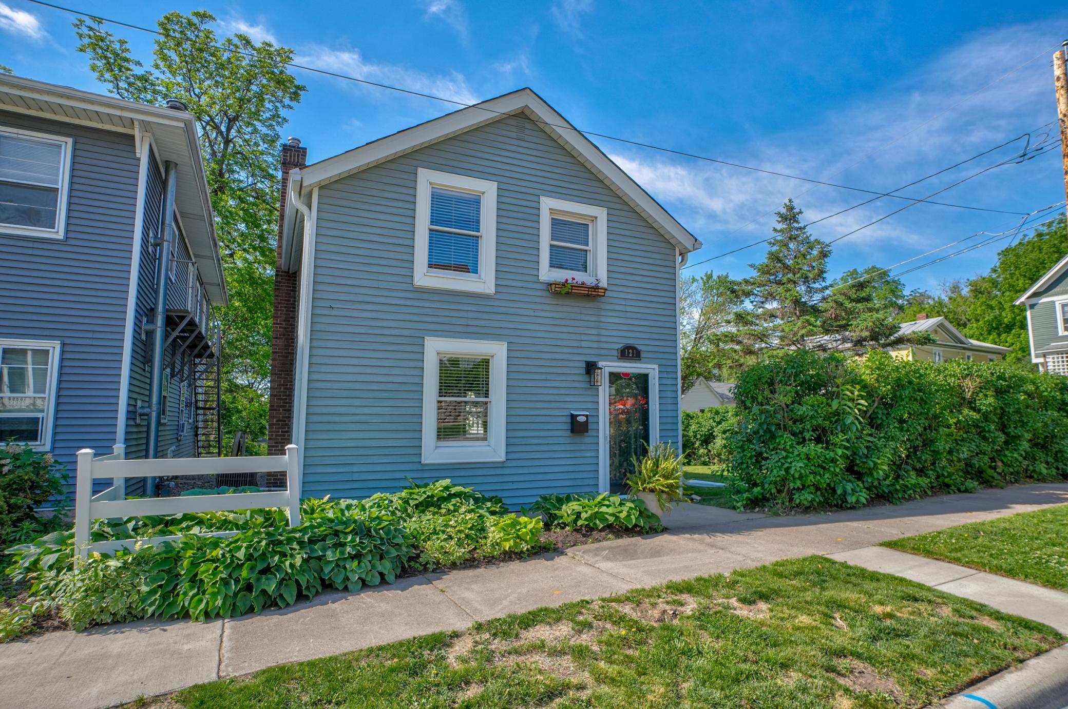 121 Cherry Street W