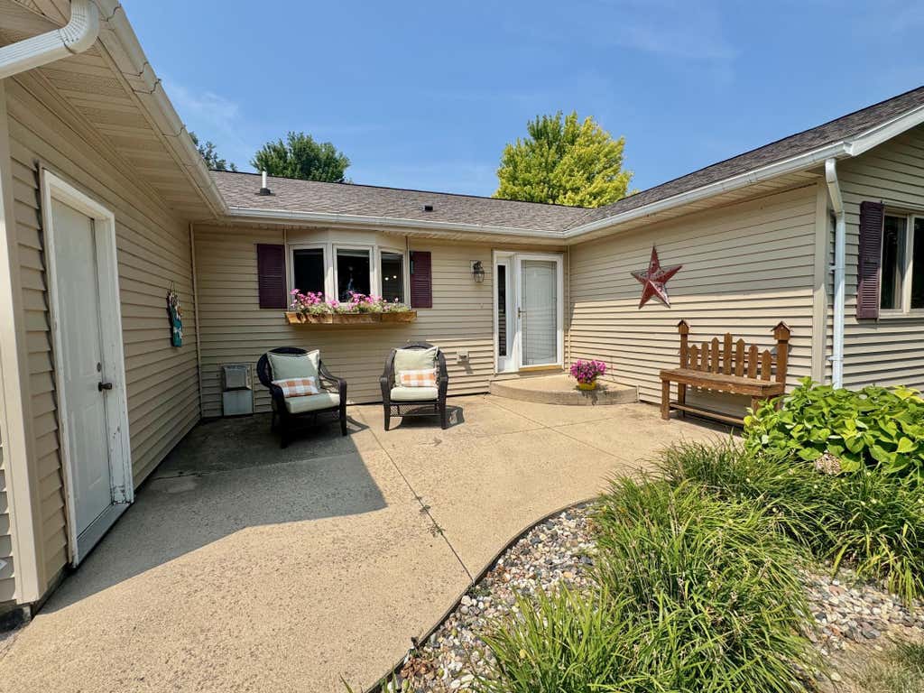 Photo of 702 S Saratoga Street, Marshall, MN 56258 (MLS # 7115596)