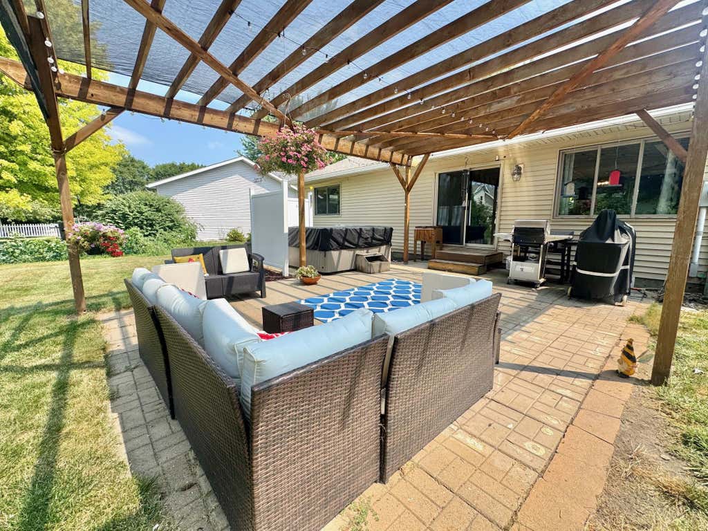 Photo of 702 S Saratoga Street, Marshall, MN 56258 (MLS # 7115596)