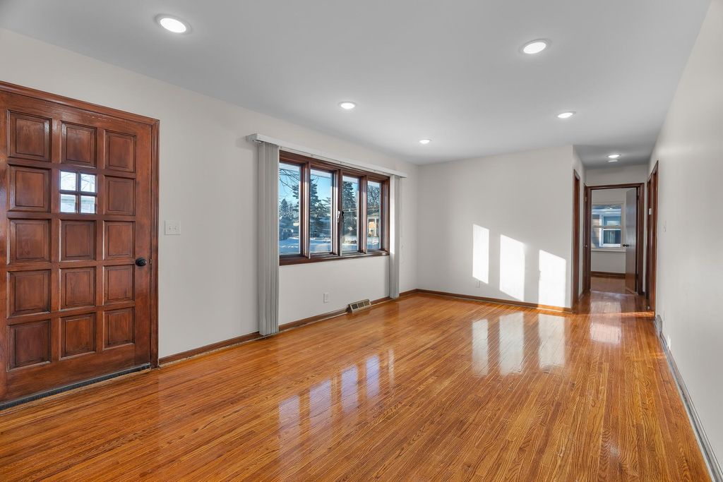 Photo of 9109 Queen Avenue S, Bloomington, MN 55431 (MLS # 7080539)