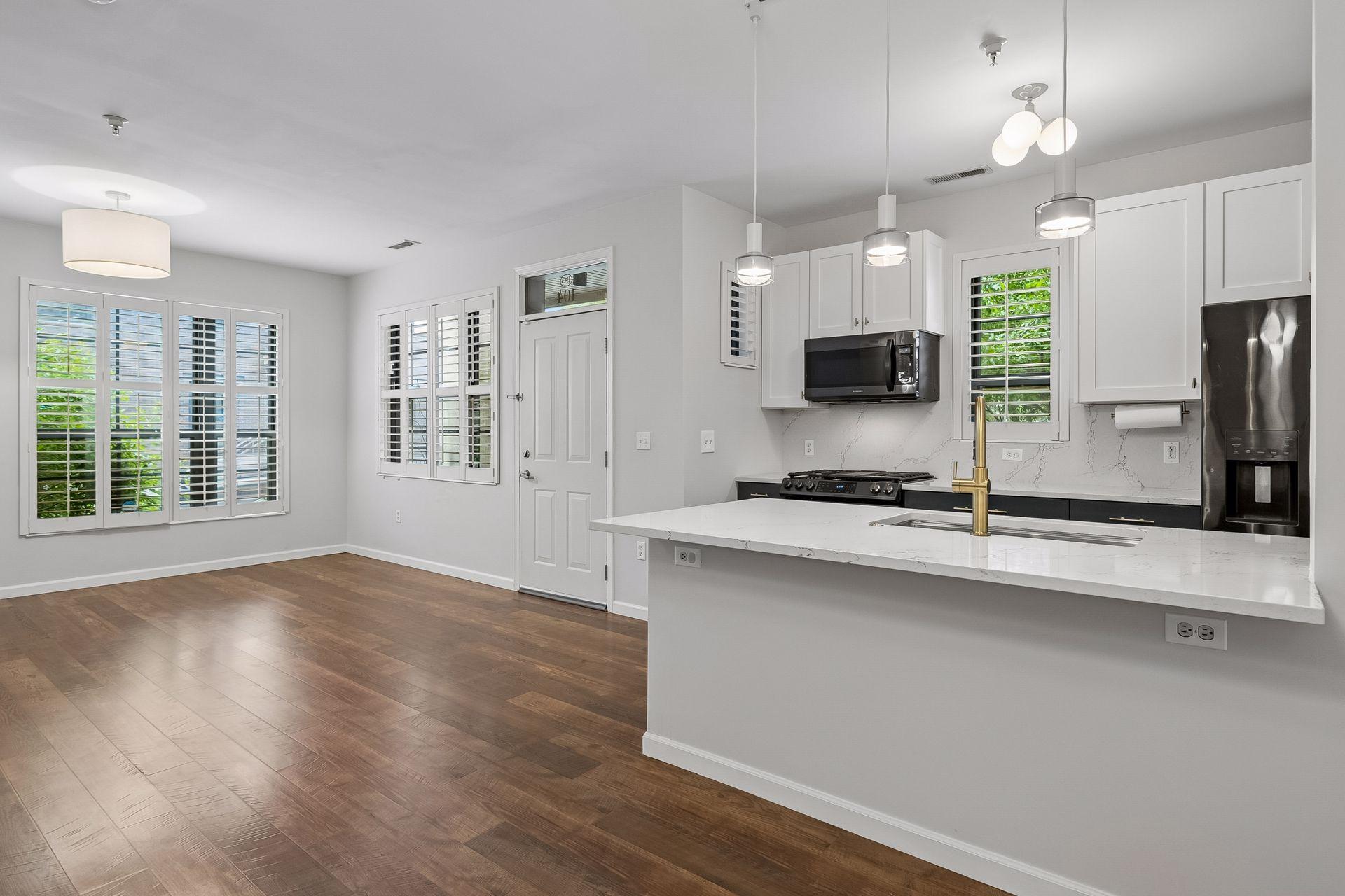 2566 Ellis Avenue 104