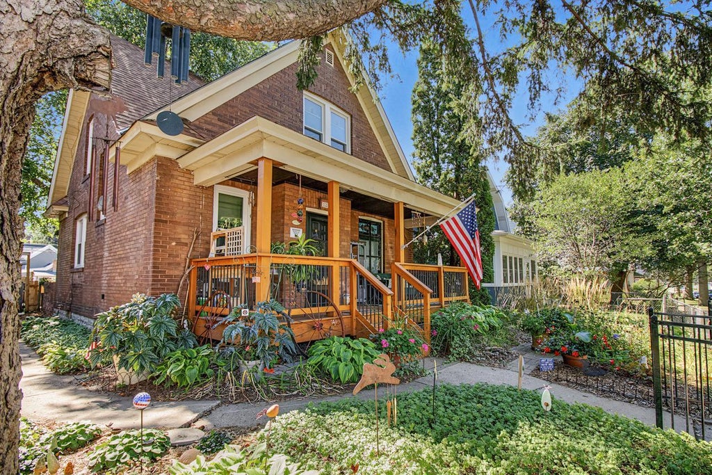 Photo of 102 Cook Avenue W, Saint Paul, MN 55117 (MLS # 7141914)