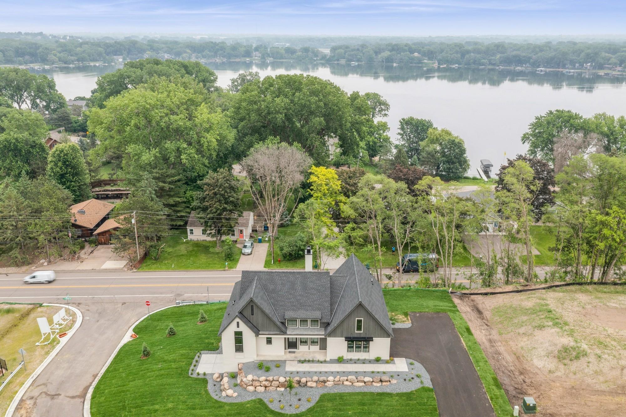 2706 Lakeview Court