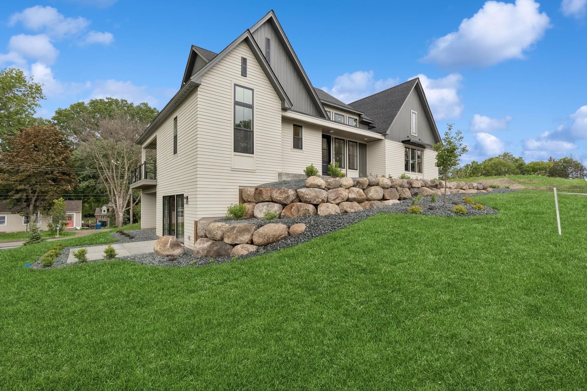 2706 Lakeview Court