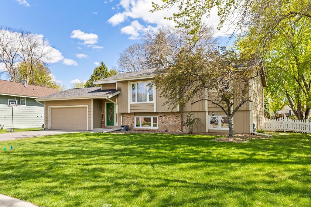 Photo of 1011 Westview Drive, Farmington, MN 55024 (MLS # 7069758)