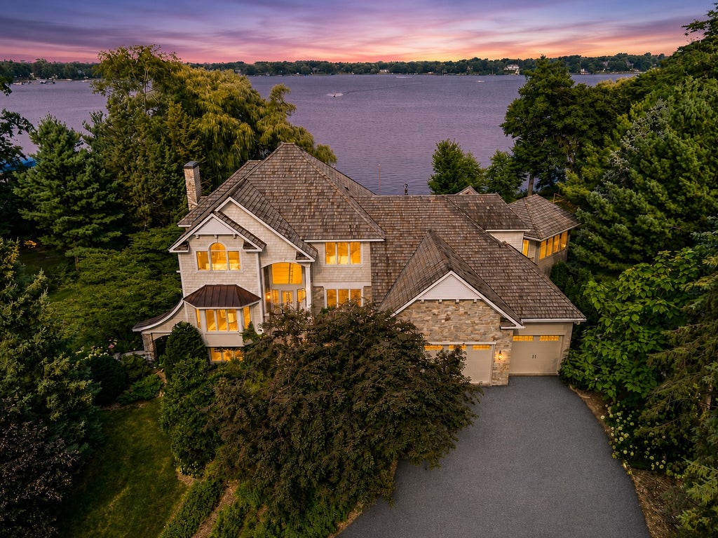 Photo of 5312 Lexington Avenue N, Shoreview, MN 55126 (MLS # 7097237)