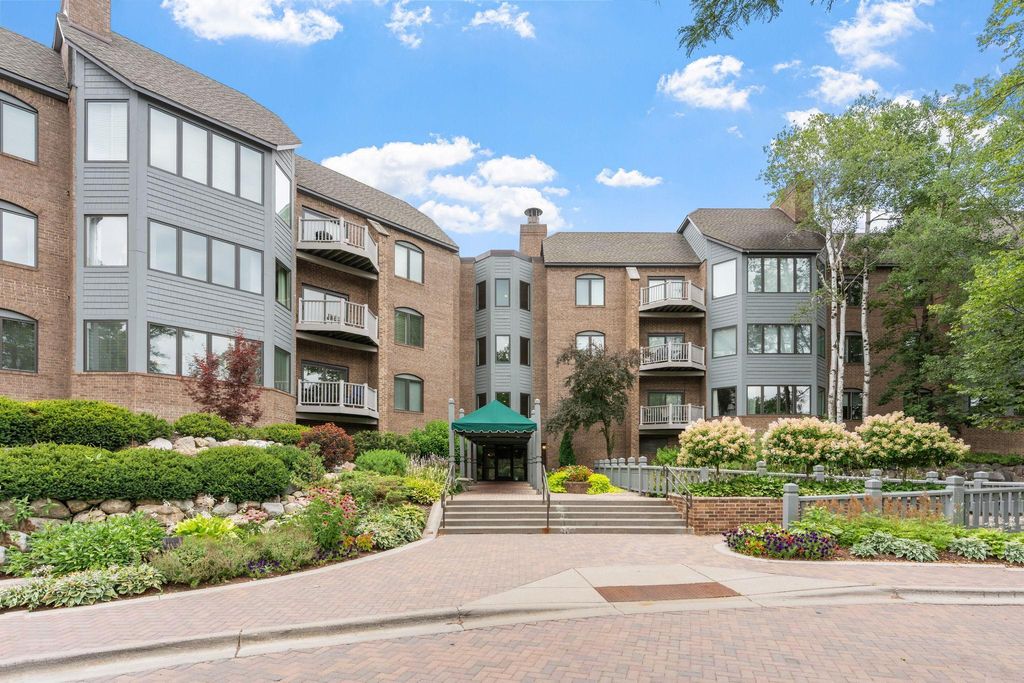 Photo of 12700 Sherwood Place #112, Minnetonka, MN 55305 (MLS # 7116100)