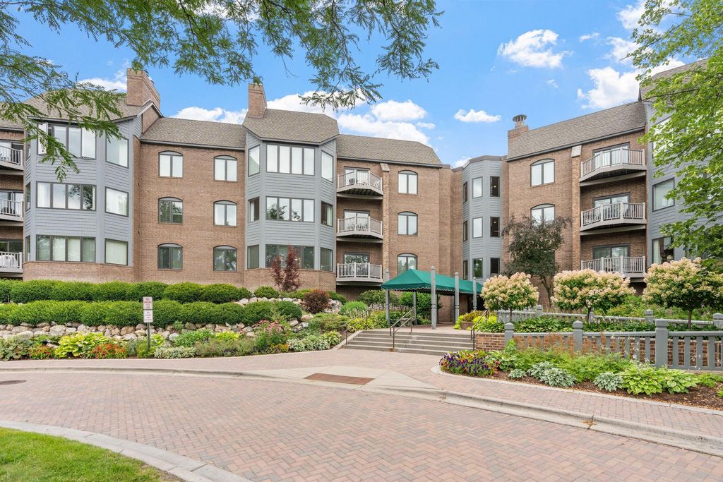 Photo of 12700 Sherwood Place #112, Minnetonka, MN 55305 (MLS # 7116100)