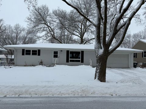 Photo of 724 Southview Drive SW, Hutchinson, MN 55350 (MLS # 6798113)