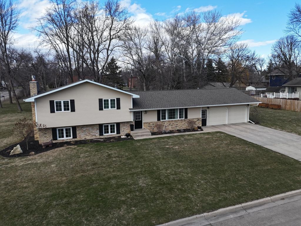 Photo of 404 W 9th Street, Morris, MN 56267 (MLS # 7052438)
