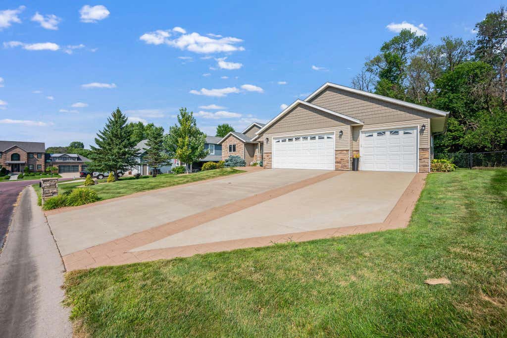 Photo of 105 Hidden Oaks Circle, Mankato, MN 56001 (MLS # 7121400)