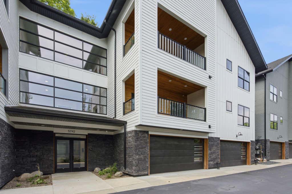 Photo of 5742 Shady Oak Road S #7, Minnetonka, MN 55343 (MLS # 7115410)