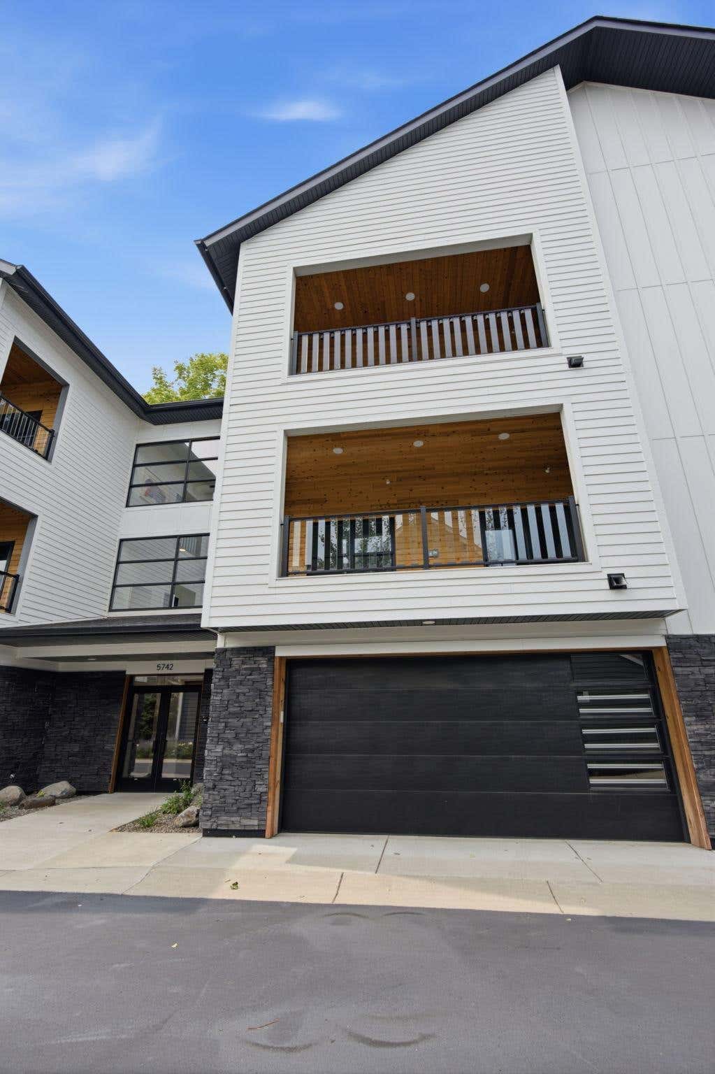 Photo of 5742 Shady Oak Road S #7, Minnetonka, MN 55343 (MLS # 7115410)