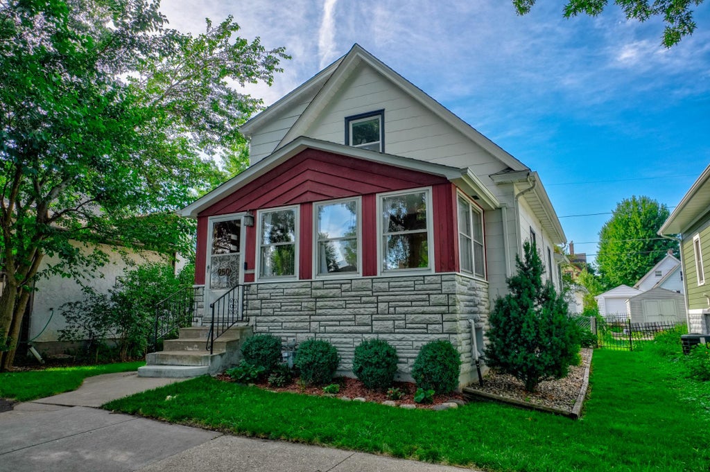 Photo of 950 Juno Avenue, Saint Paul, MN 55102 (MLS # 7112630)