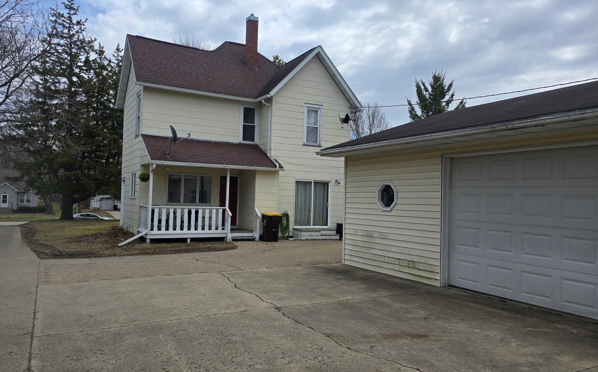 842 S Prairie Avenue