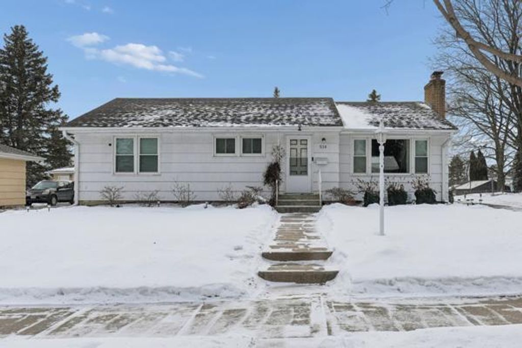 Photo of 536 Idaho Avenue E, Saint Paul, MN 55130 (MLS # 7011738)