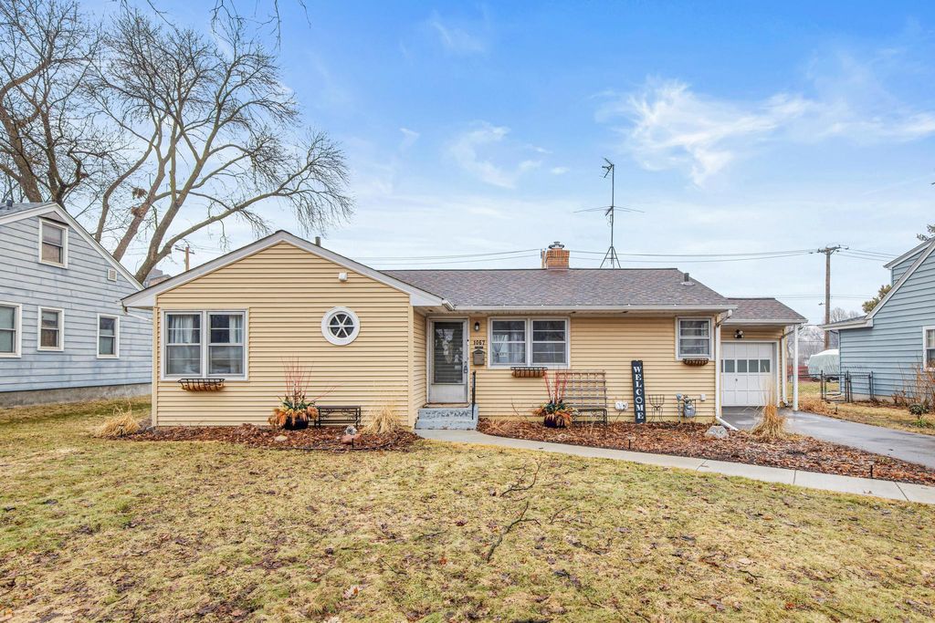 Photo of 1067 Iowa Avenue W, Saint Paul, MN 55117 (MLS # 7029434)