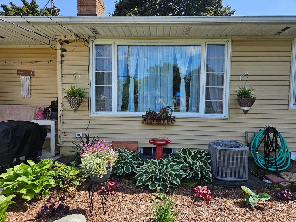 Photo of 1067 Iowa Avenue W, Saint Paul, MN 55117 (MLS # 7029434)