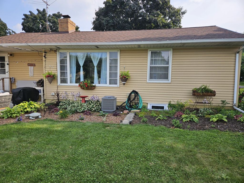 Photo of 1067 Iowa Avenue W, Saint Paul, MN 55117 (MLS # 7029434)