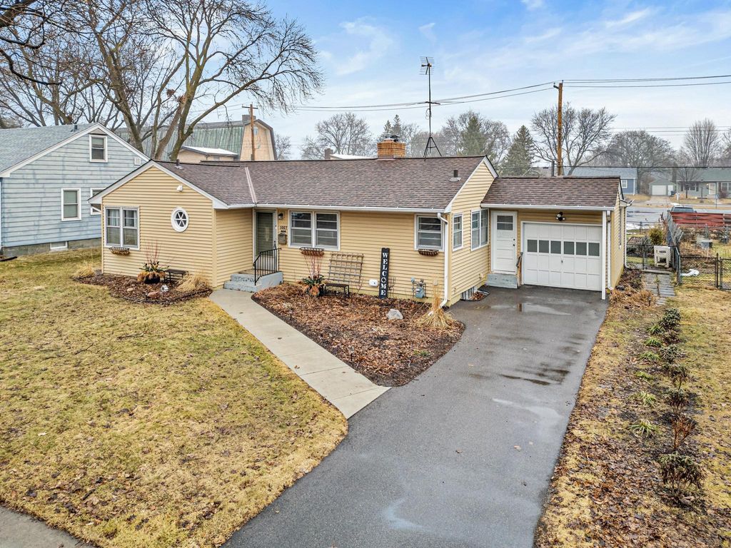 Photo of 1067 Iowa Avenue W, Saint Paul, MN 55117 (MLS # 7029434)