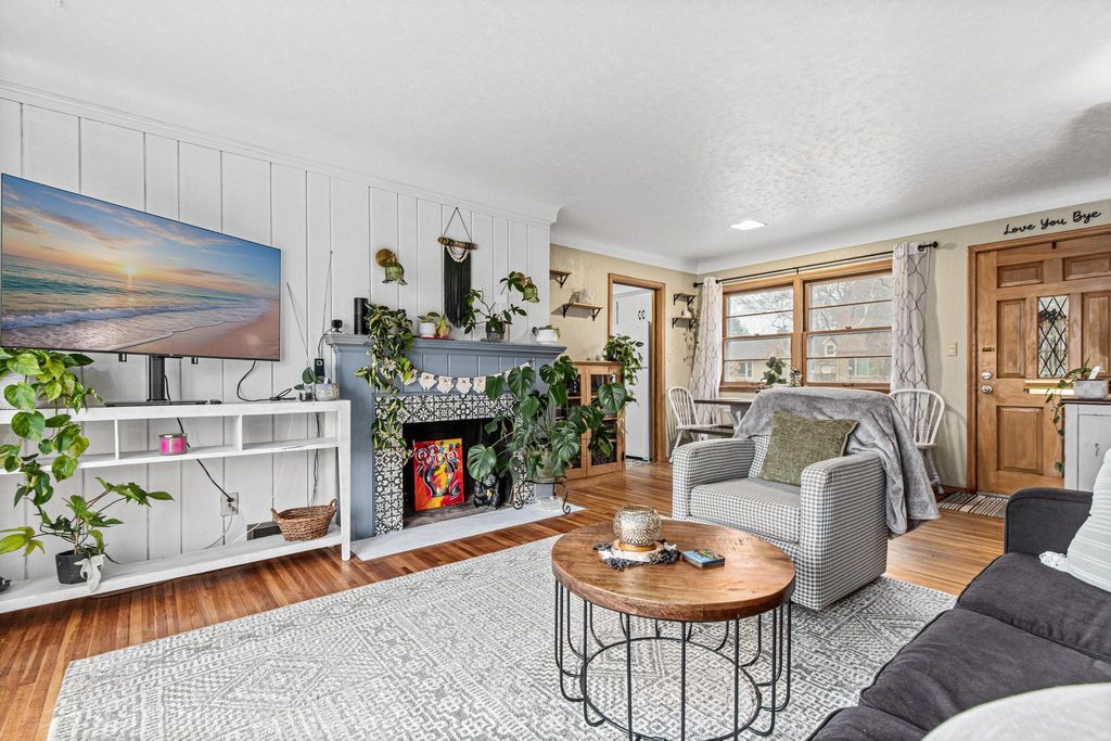 Photo of 1067 Iowa Avenue W, Saint Paul, MN 55117 (MLS # 7029434)