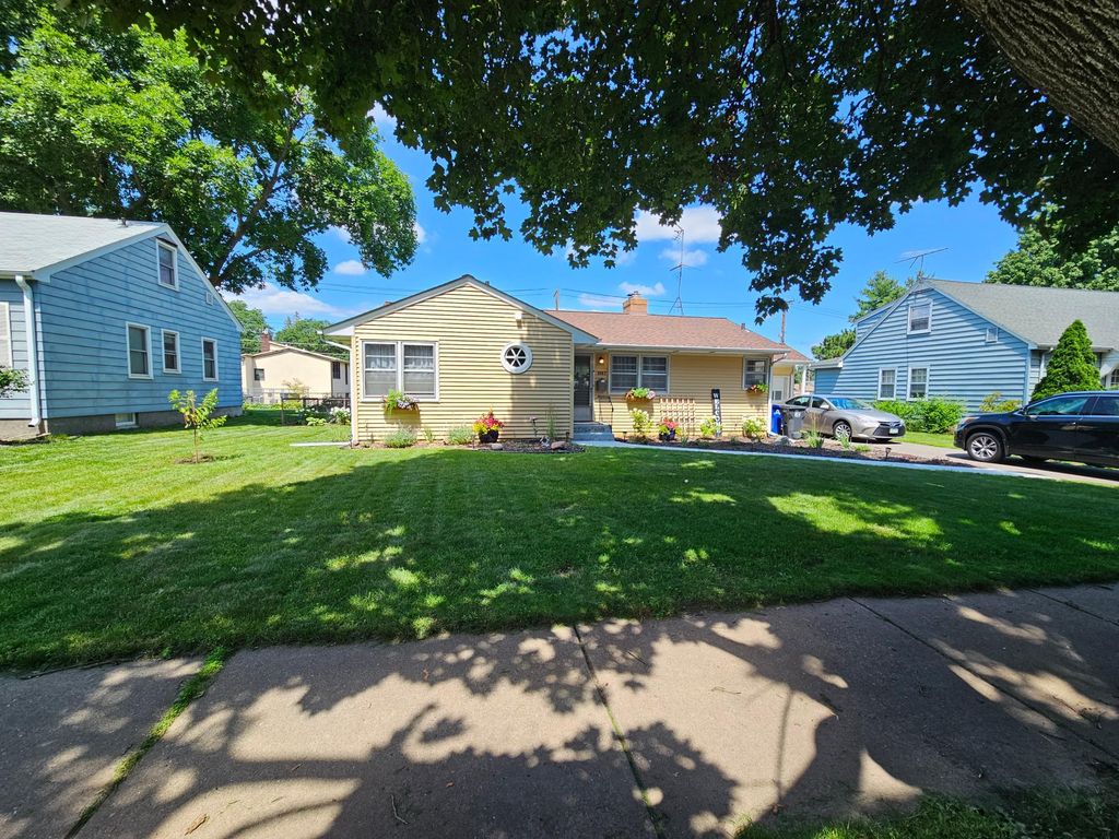 Photo of 1067 Iowa Avenue W, Saint Paul, MN 55117 (MLS # 7029434)