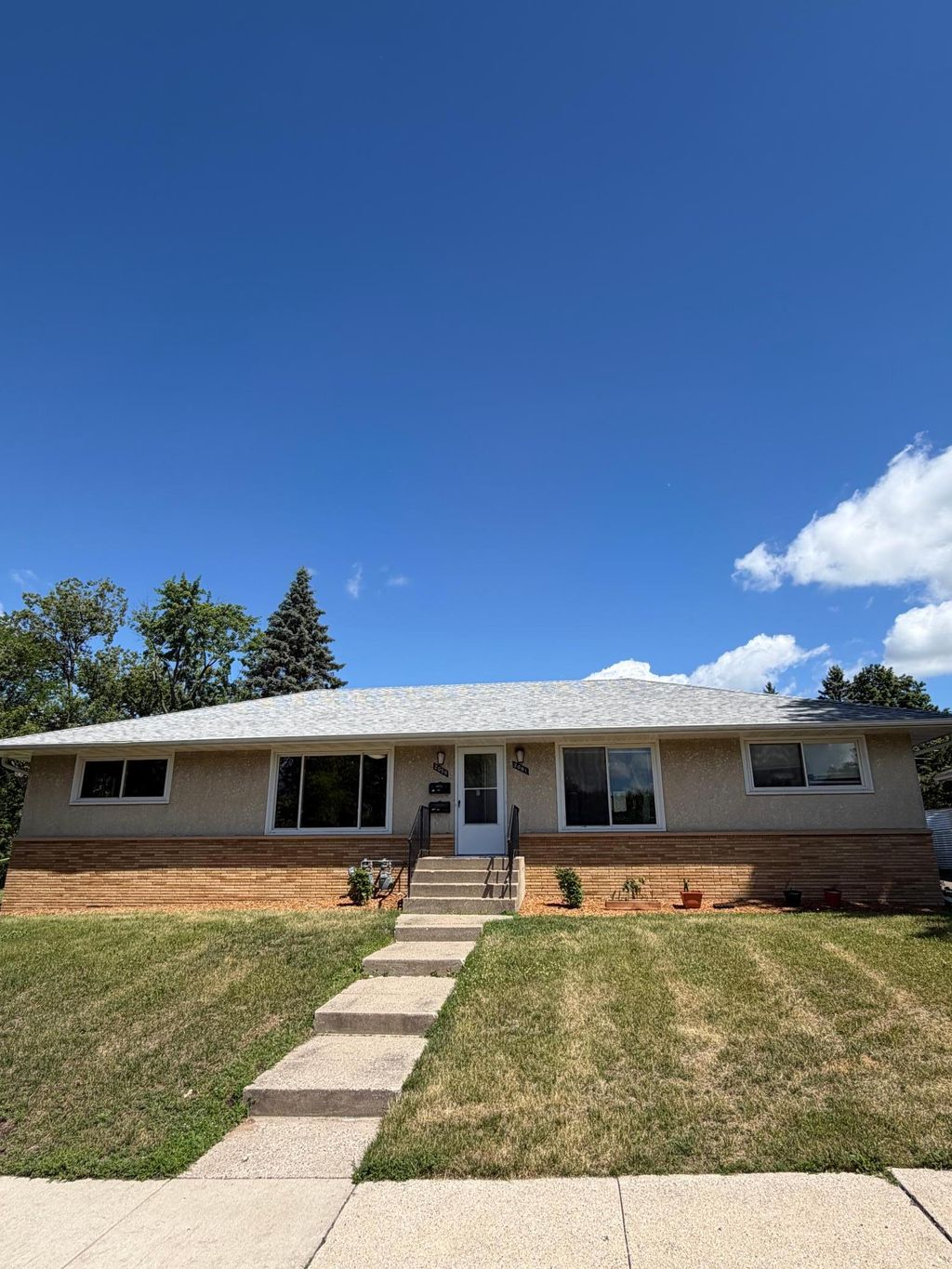 Photo of 2059 Burns Avenue, Saint Paul, MN 55119 (MLS # 7091369)