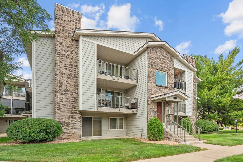 Photo of 2100 Ridge Drive #22, Saint Louis Park, MN 55416 (MLS # 7131255)