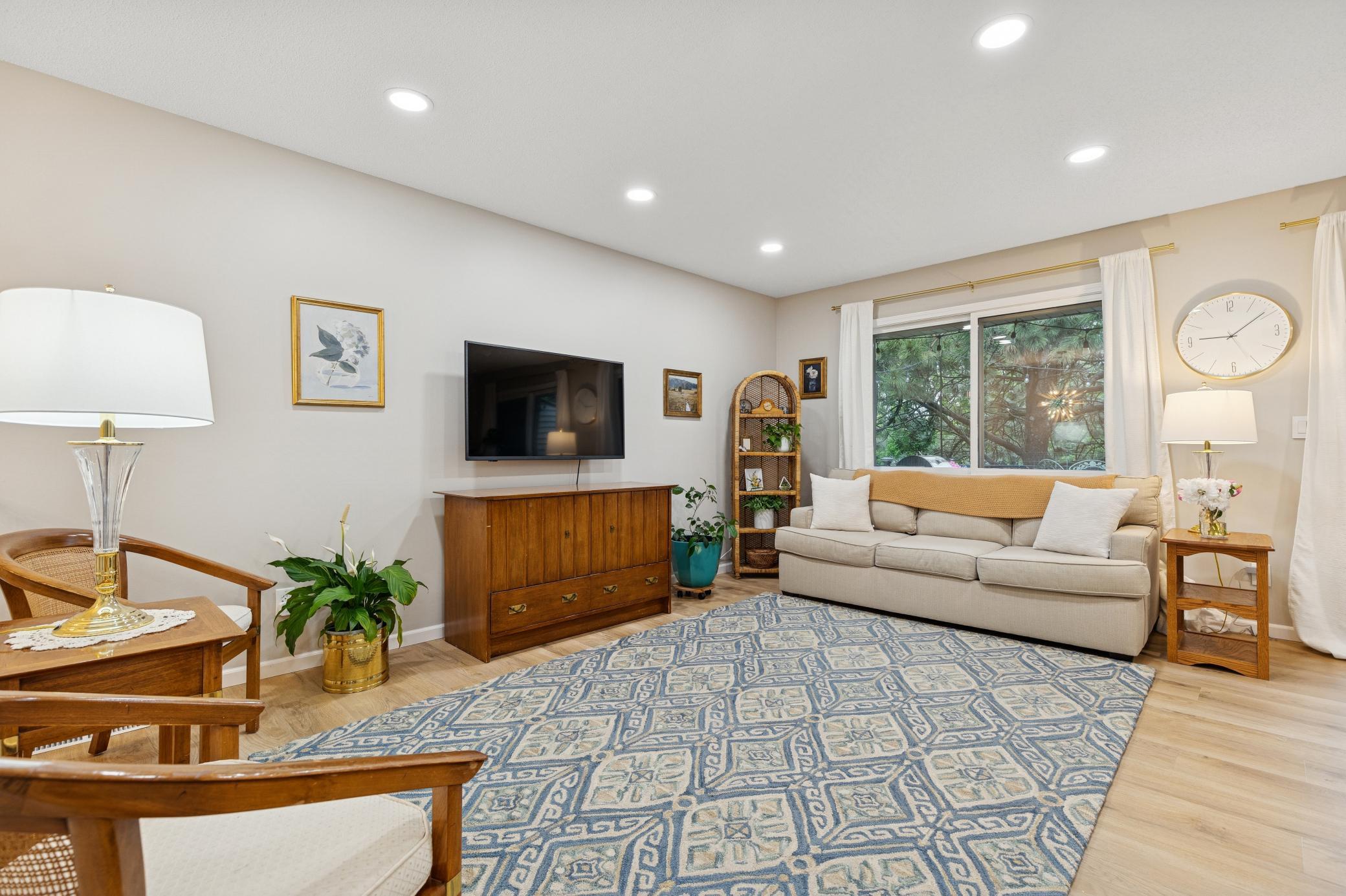 4152 Sylvia Lane S