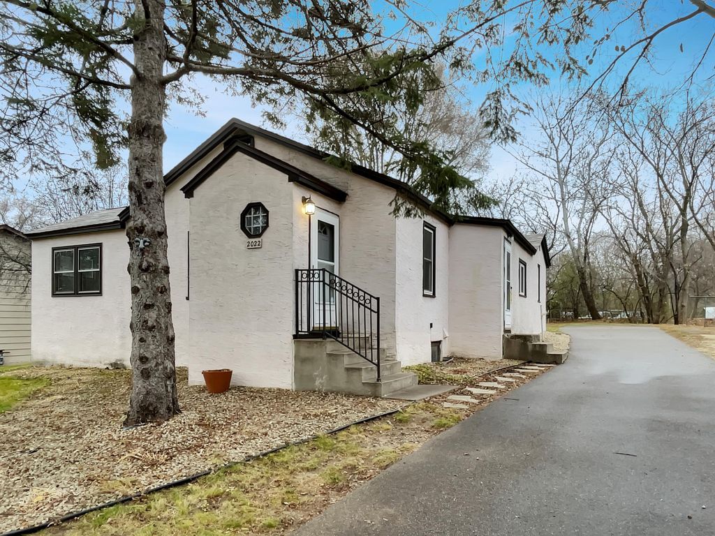 Photo of 2022 English Street, Maplewood, MN 55109 (MLS # 6823073)