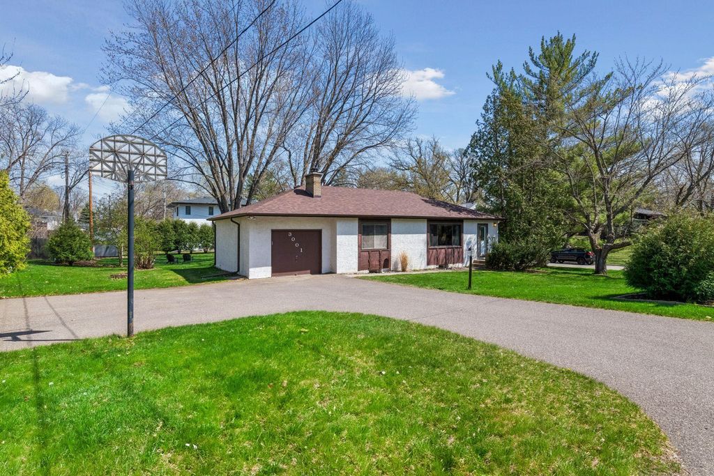 Photo of 3001 Groveland School Road, Minnetonka, MN 55391 (MLS # 7061050)