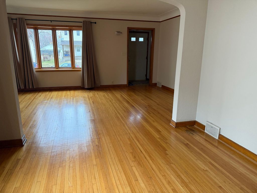 Photo of 982 Geranium Avenue E, Saint Paul, MN 55106 (MLS # 7049274)