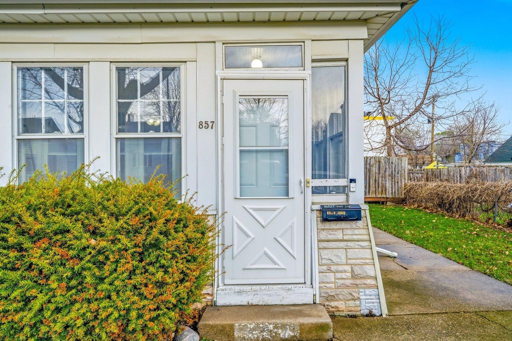 Photo of 857 Rose Avenue E, Saint Paul, MN 55106 (MLS # 7058889)
