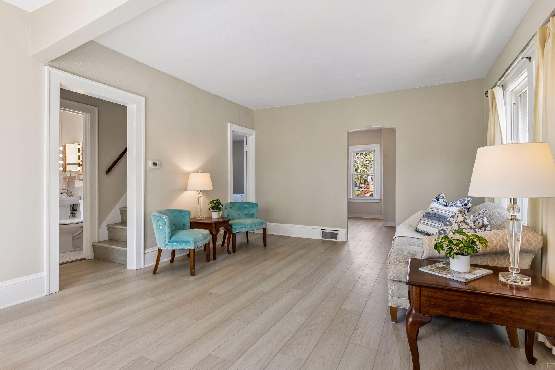 1871 Hyacinth Avenue E