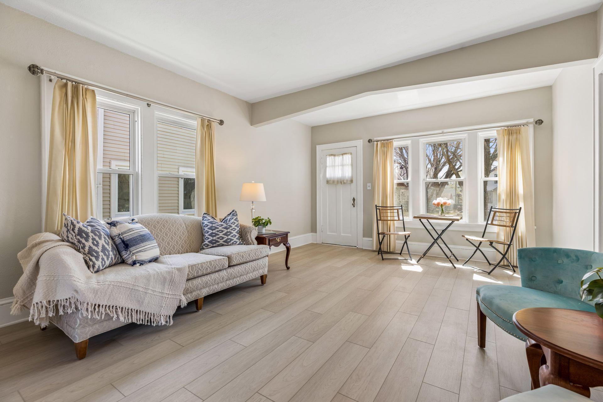 1871 Hyacinth Avenue E