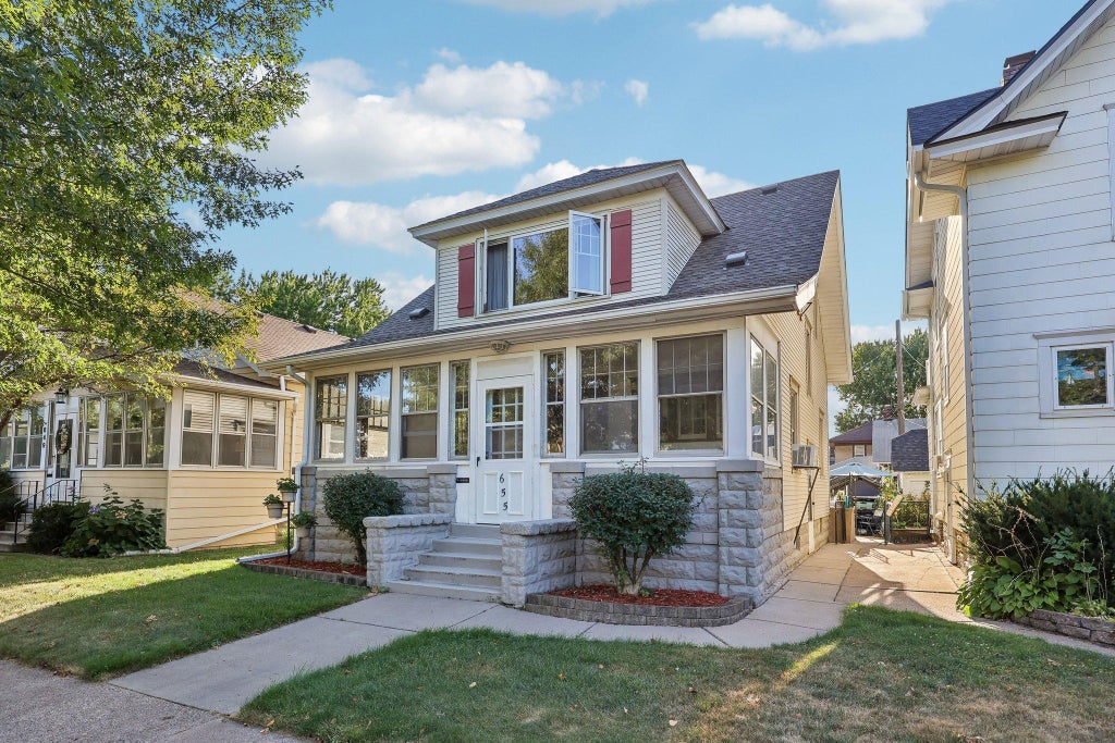 Photo of 655 Simpson Street, Saint Paul, MN 55104 (MLS # 7139061)