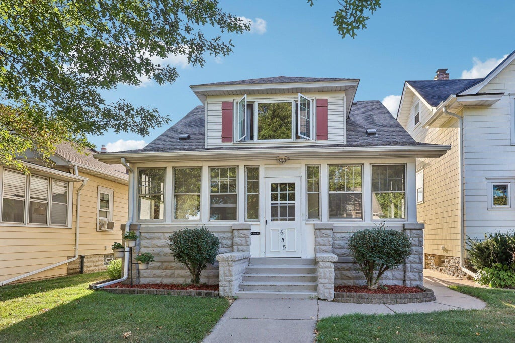 Photo of 655 Simpson Street, Saint Paul, MN 55104 (MLS # 7139061)